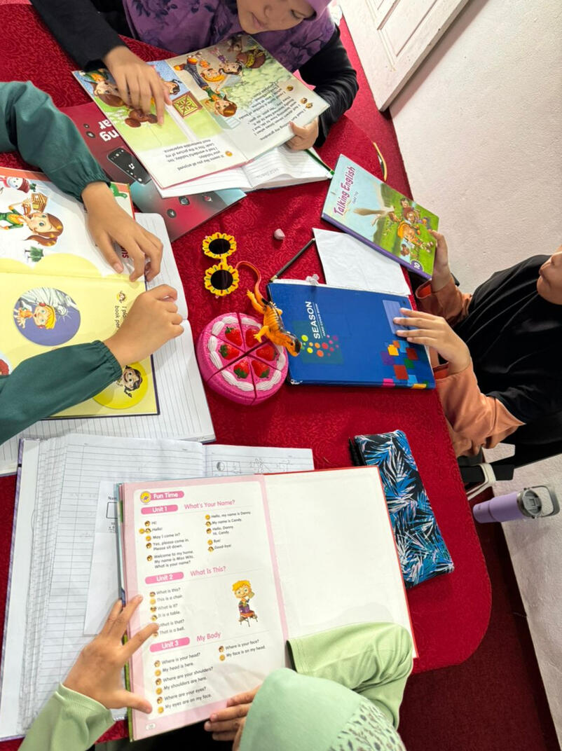 Anak-anak sedang membuat perbentangan untuk 3M dan STEAM, kelab emak ayah cakna anak pintar (KECAP) Malaysia Rohimah Mohamud