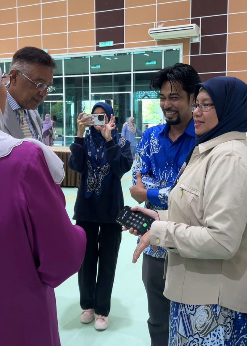 Dr Rohimah Mohamud bersama YB Dato' Shaari Mat Hussain, ADUN Paloh serta Profesor Emeritus Dato' Dr. Noraini Idris di program Fiesta Pitching STEM Peringkat Kelantan, yang berlangsung pada 28-29 Ogos 2024 di Dewan Yayasan Islam Tunjong.